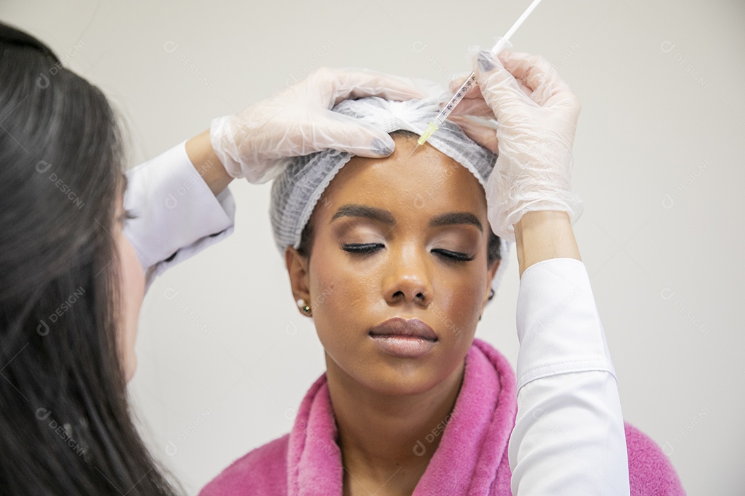 Esteticista aplicando procedimento na cliente