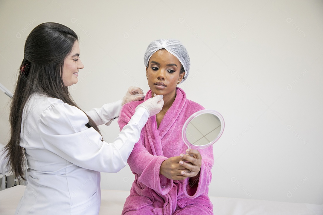 Esteticista avaliando o resultado de cliente