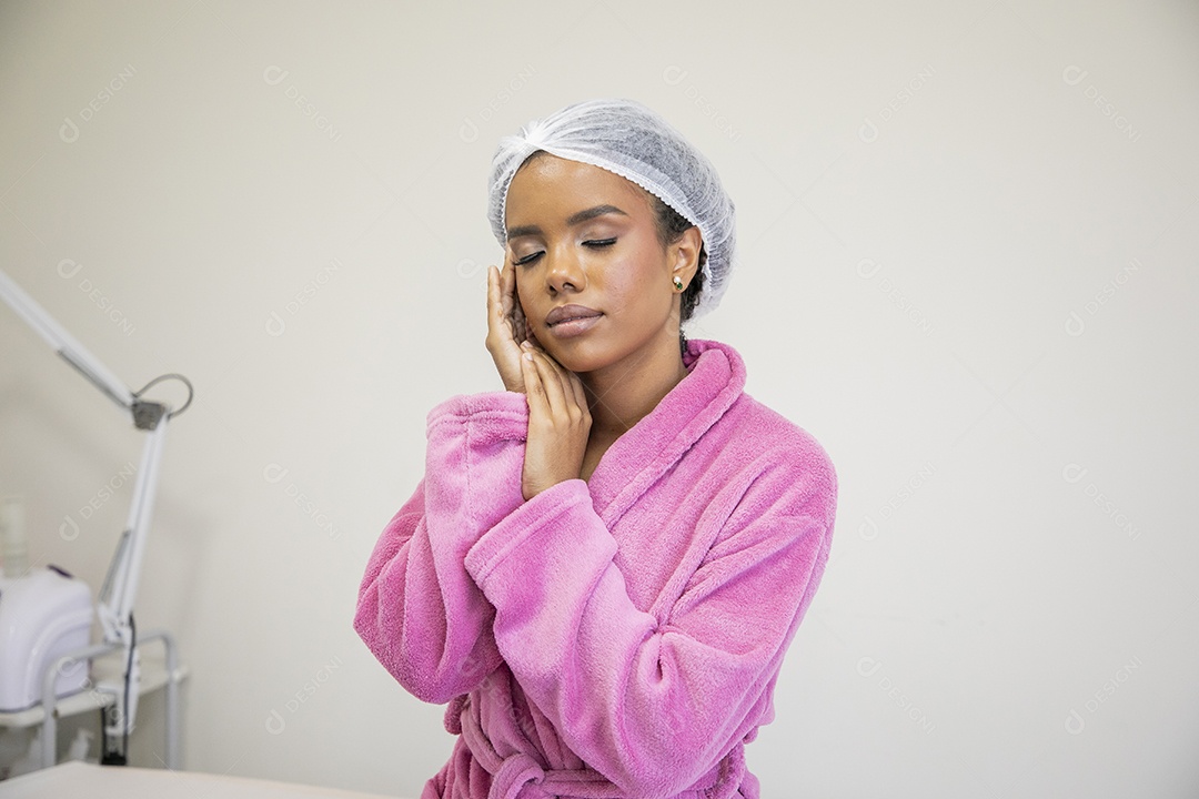 Linda jovem de roupão se produzindo em clinica estética
