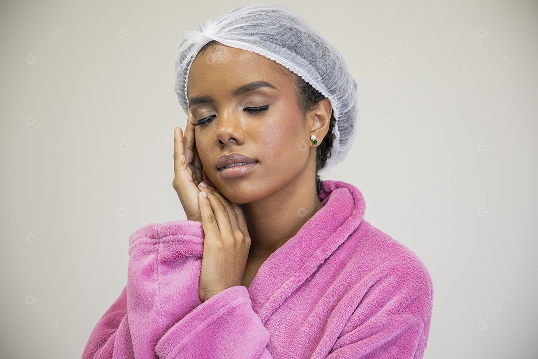 Linda jovem se produzindo em clinica estética