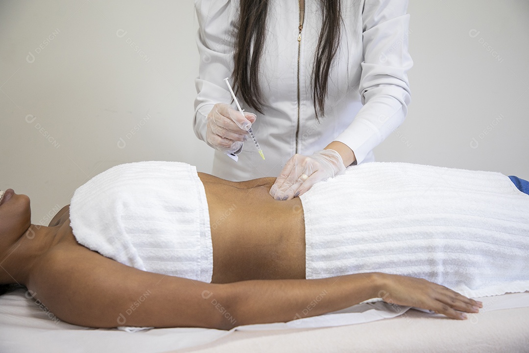 Esteticista aplicando procedimento na cliente