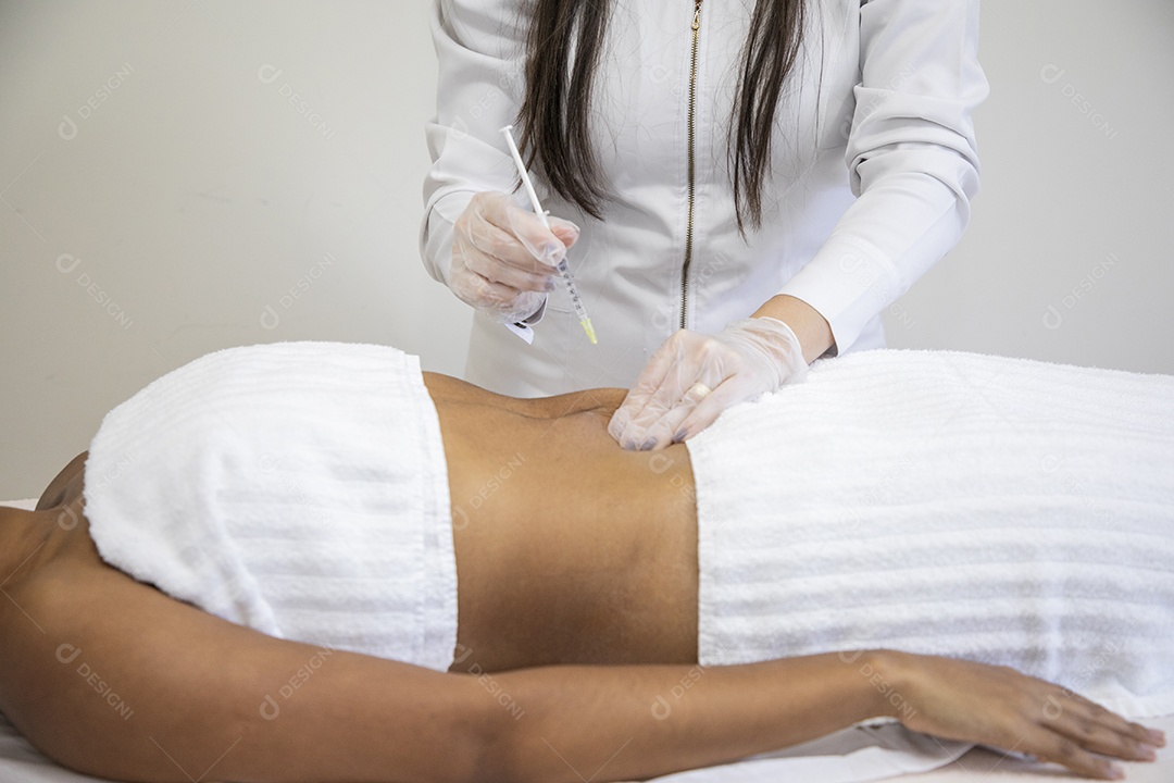 Esteticista aplicando procedimento na cliente