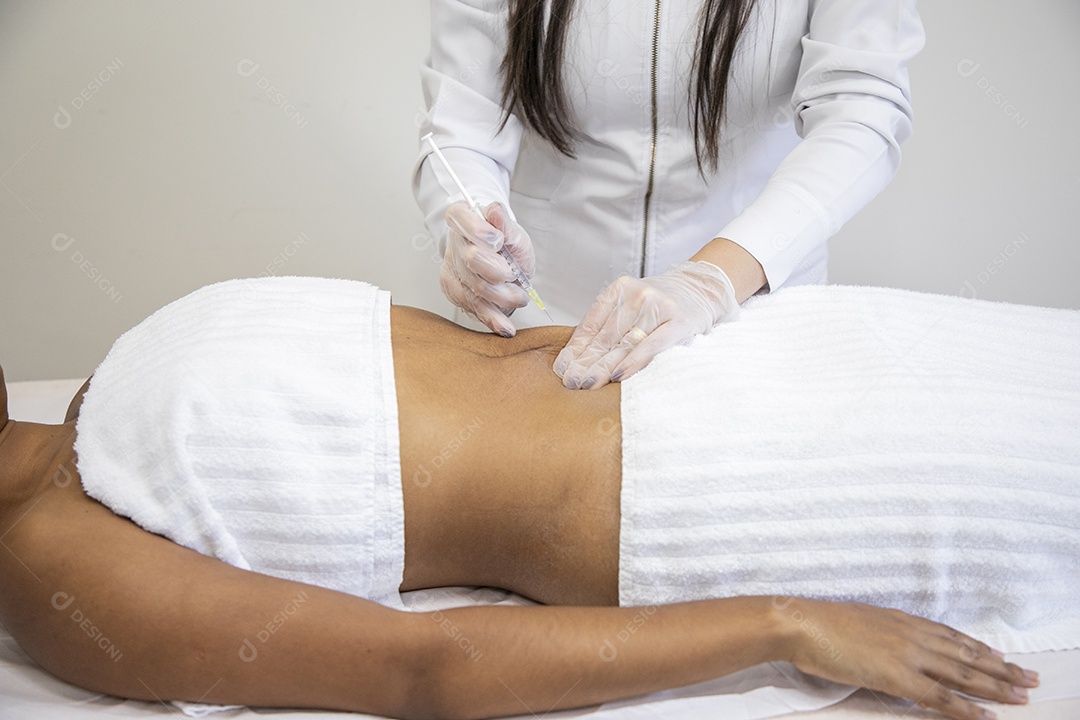 Esteticista aplicando novo procedimento