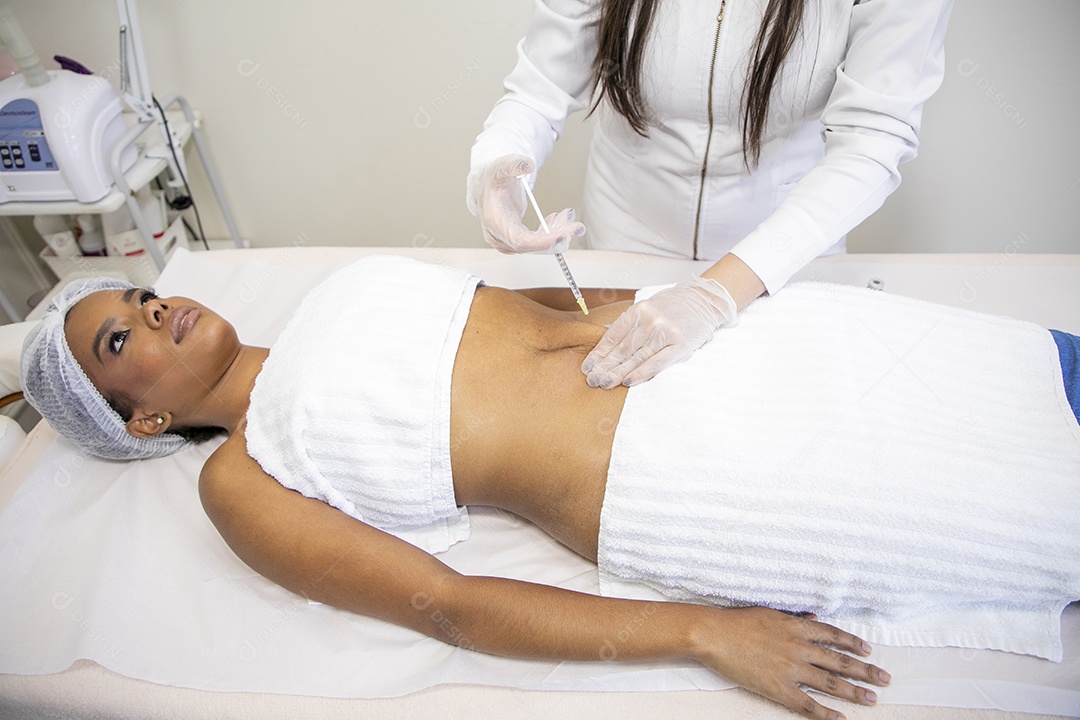 Esteticista aplicando novo procedimento