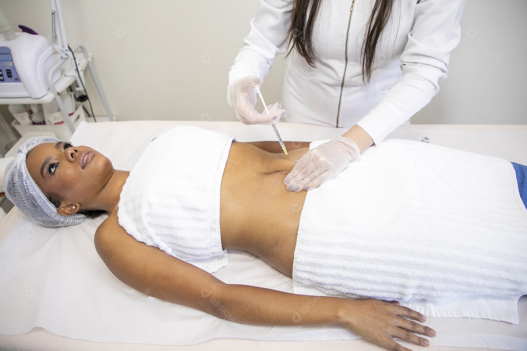 Esteticista aplicando novo procedimento