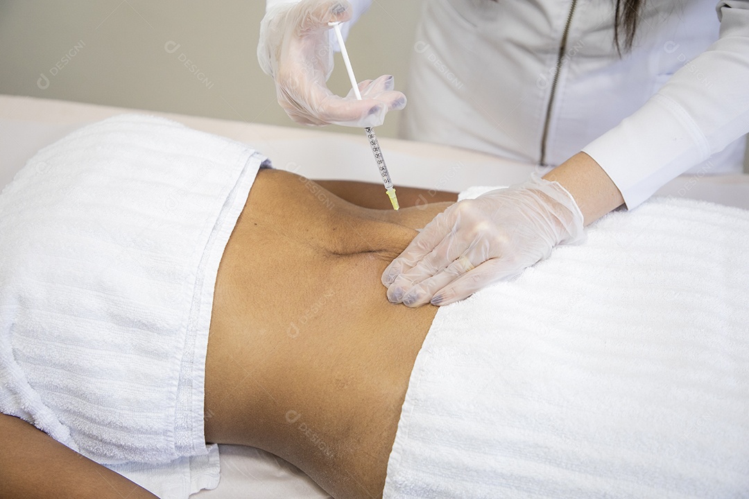 Esteticista aplicando novo procedimento