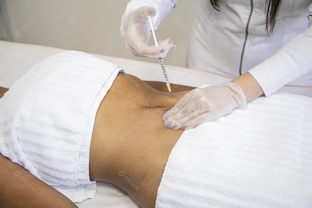 Esteticista aplicando novo procedimento