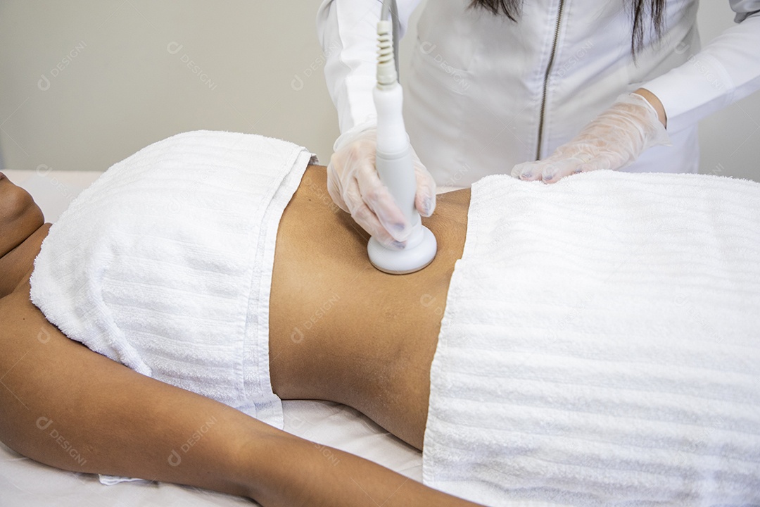 Esteticista aplicando novo procedimento