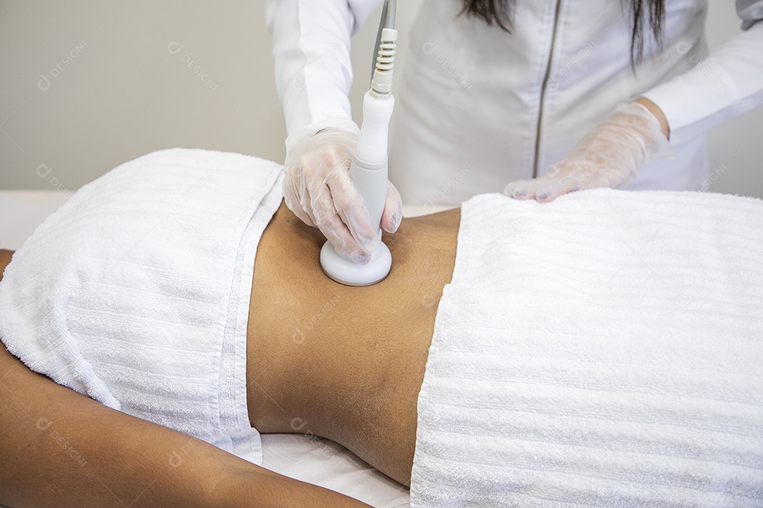 Esteticista aplicando novo procedimento