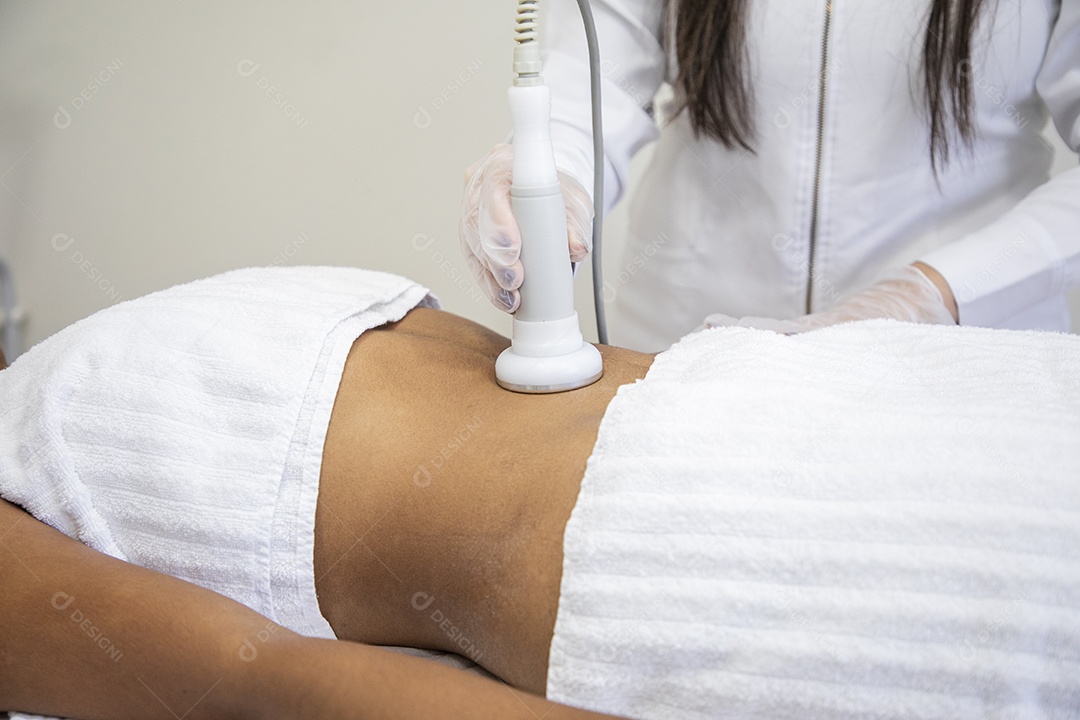 Esteticista fazendo protocolo de gordura localizada