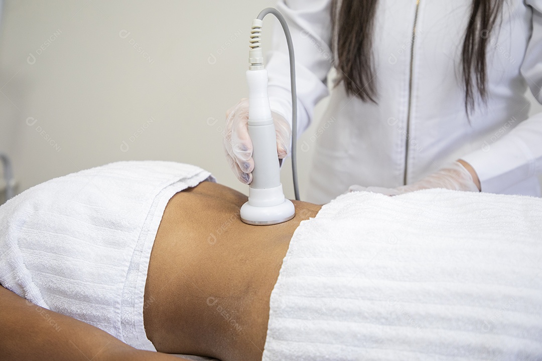 Esteticista fazendo protocolo de gordura localizada