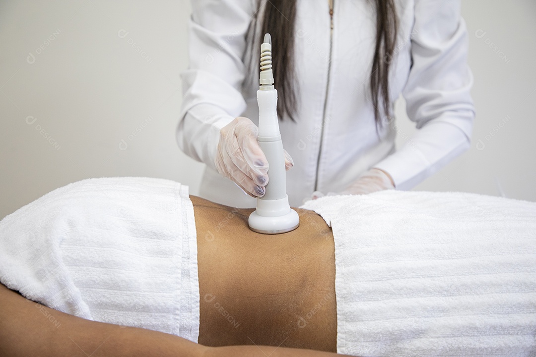 Esteticista fazendo protocolo de gordura localizada
