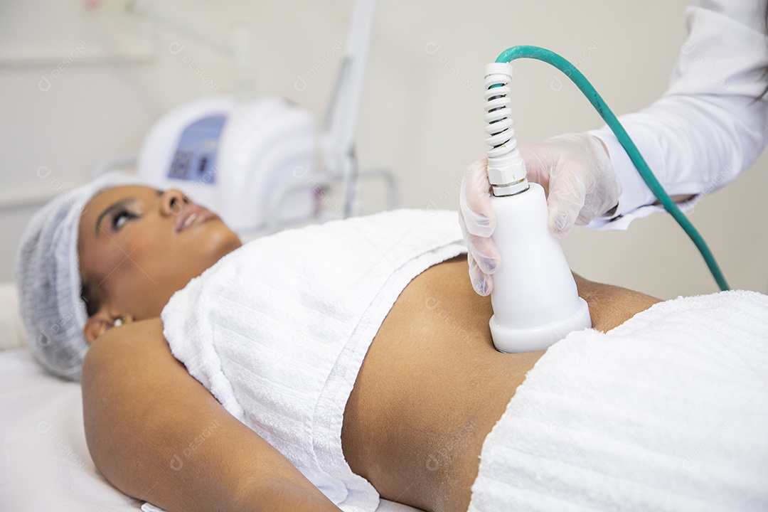 Esteticista fazendo protocolo de gordura localizada