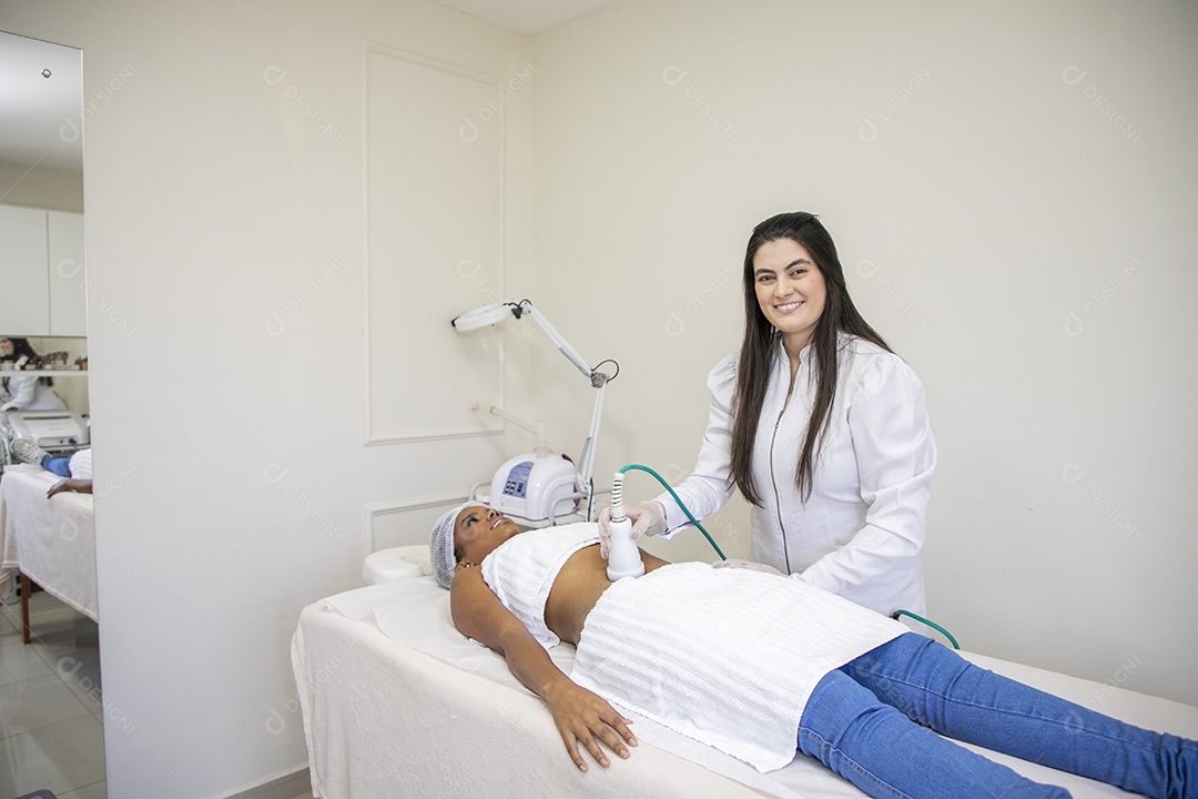 Mulher fazendo protocolo de gordura localizada