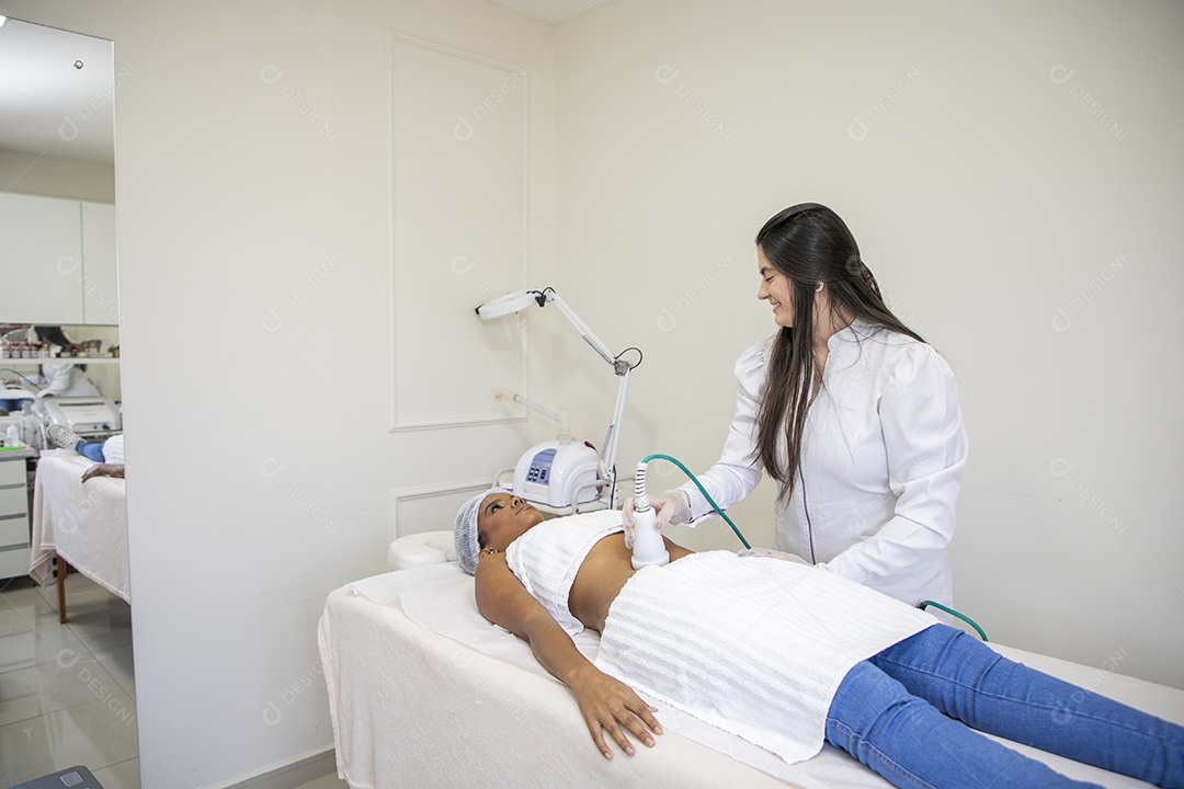 Mulher fazendo protocolo de gordura localizada