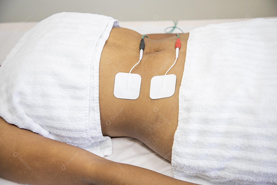 Mulher fazendo protocolo de gordura localizada