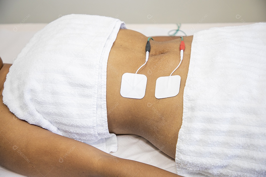 Mulher fazendo protocolo de gordura localizada