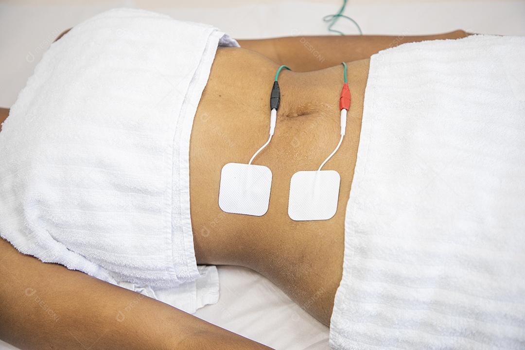 Mulher fazendo tratamento facil em clinica de estética