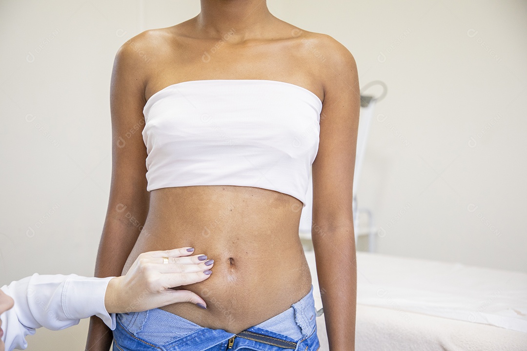 Esteticista usando protocolo de gordura localizada