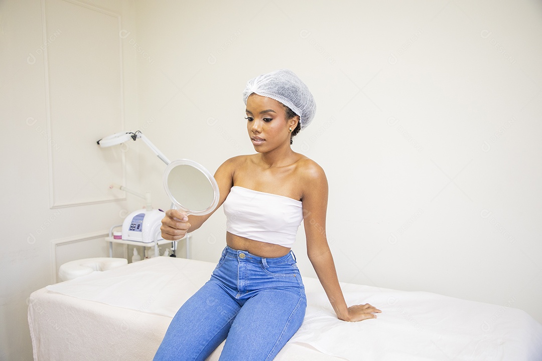 Jovem linda segurando espelho