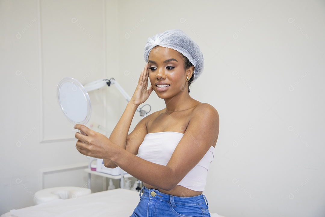 Mulher avaliando sua pele