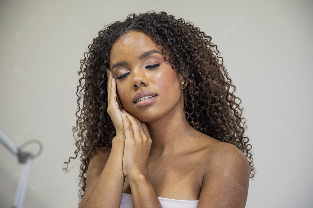 Linda jovem posando para foto