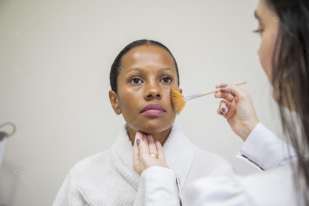 Mulher morena linda sendo maquiada