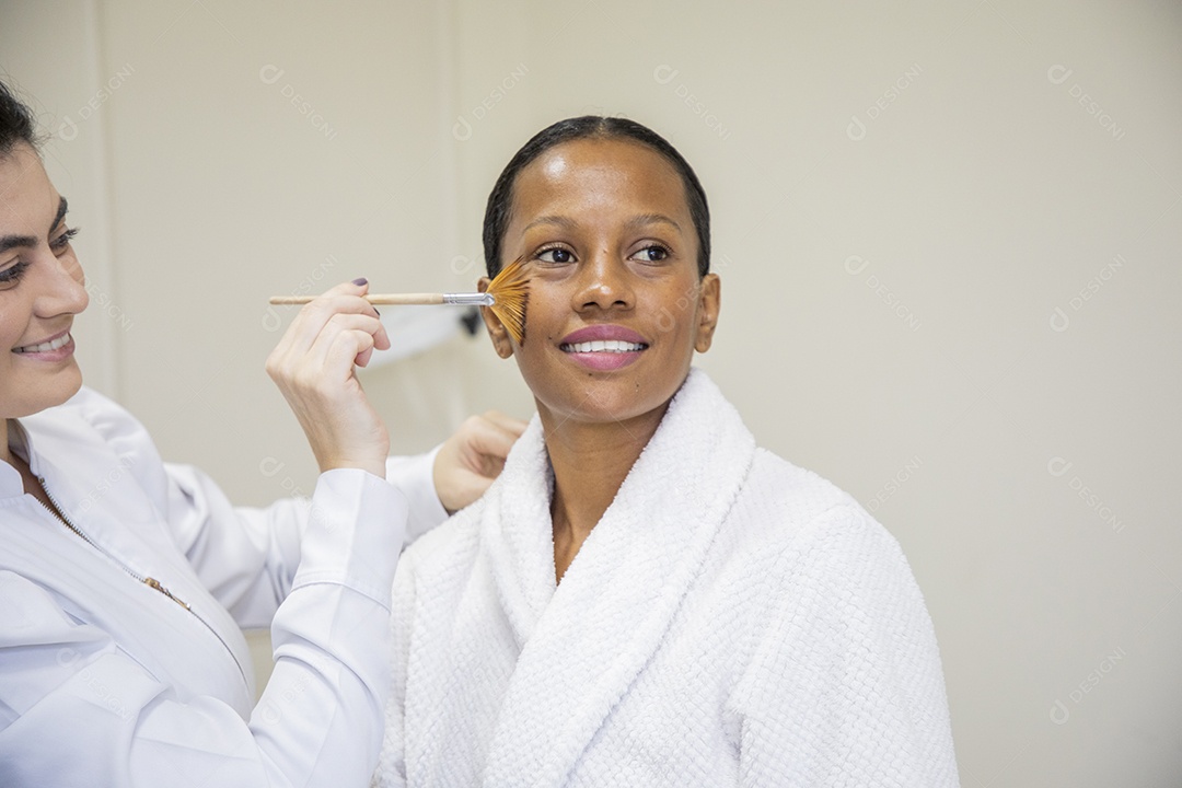 Mulher morena linda sendo maquiada