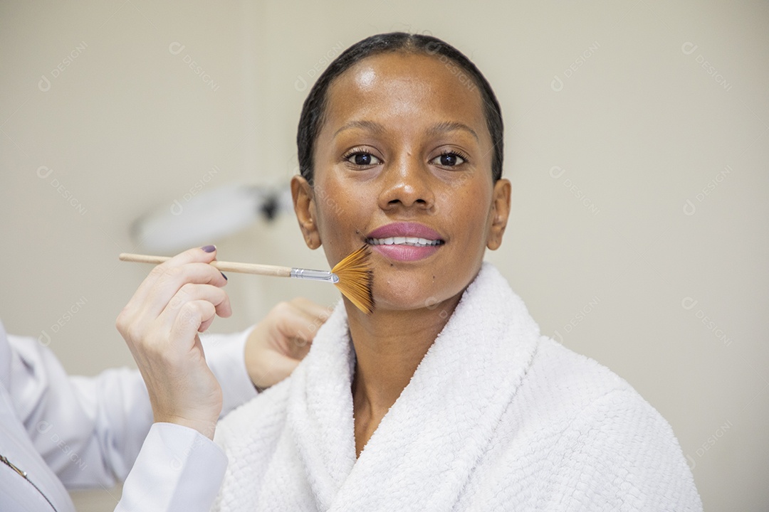 Mulher linda morena sendo maquiada