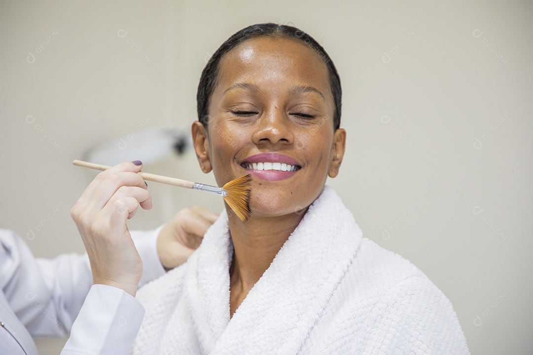 Mulher linda morena sendo maquiada