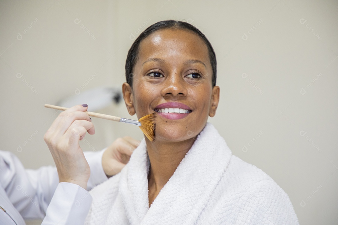 Mulher linda morena sendo maquiada