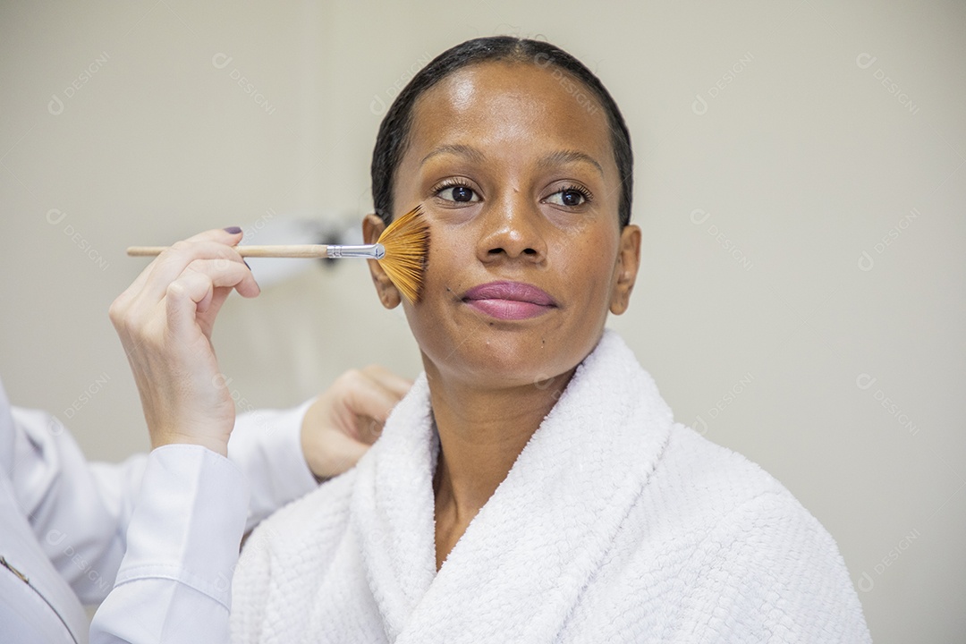 Mulher morena linda sendo maquiada