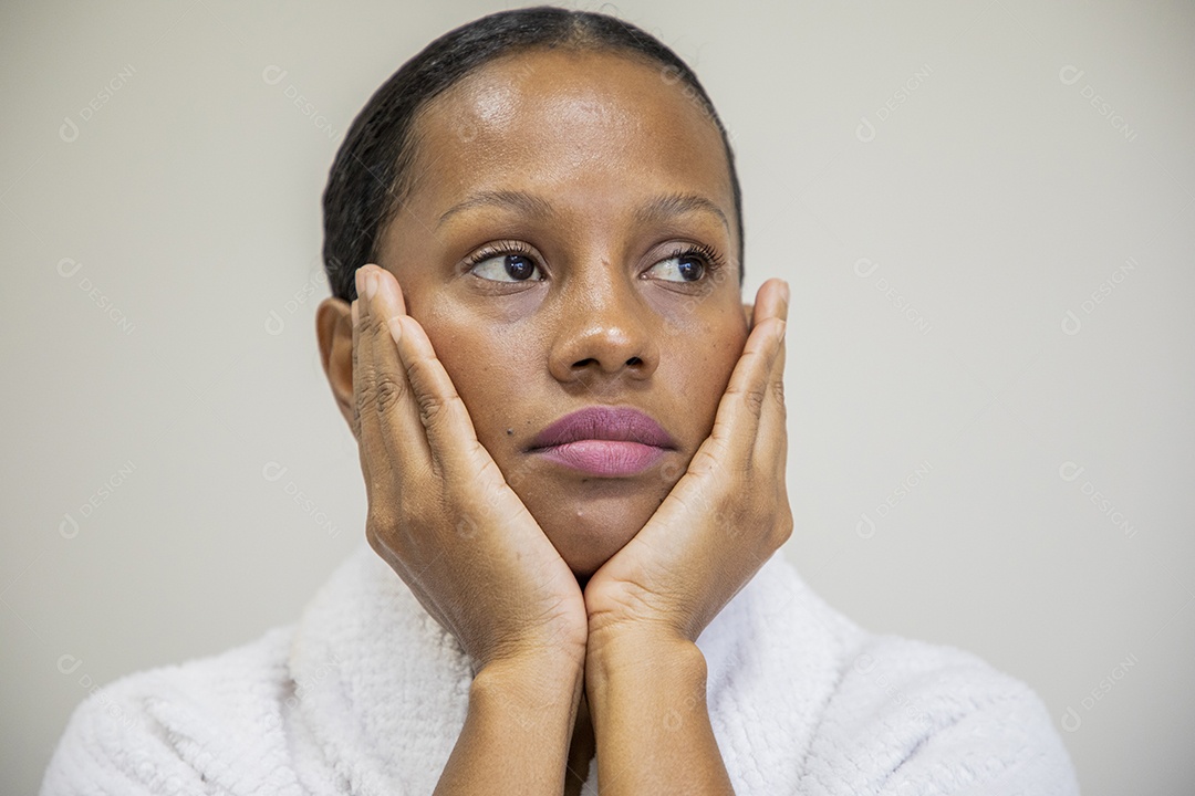 Linda mulher com mãos no rosto