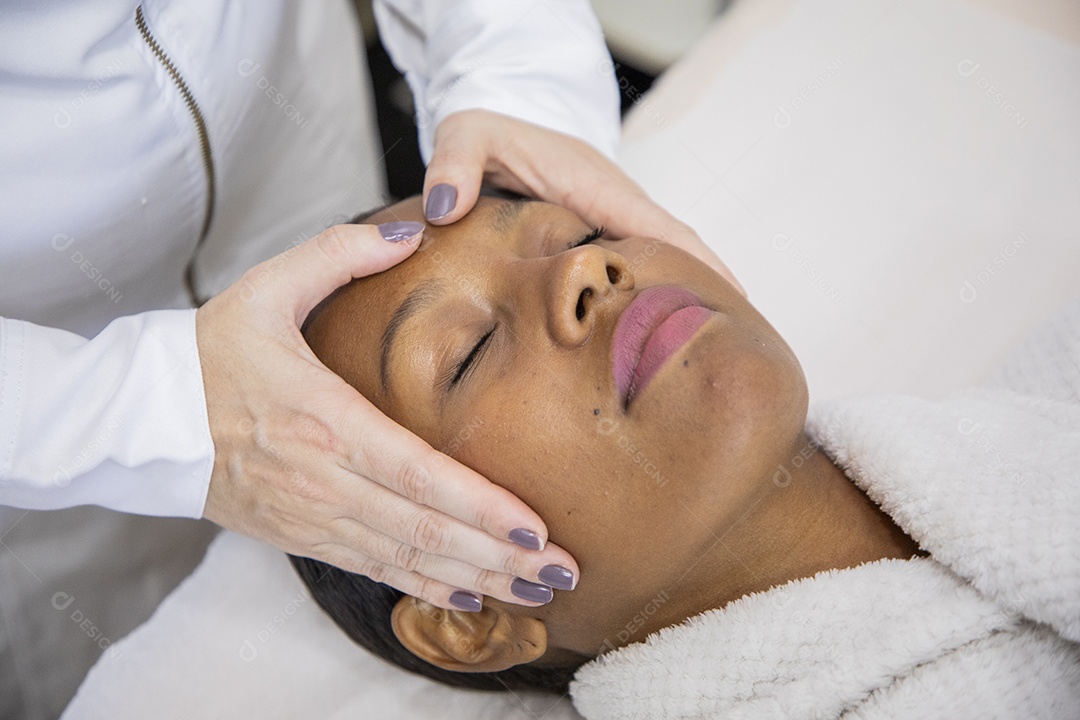 Mulher fazendo tratamento facil em clinica de estética