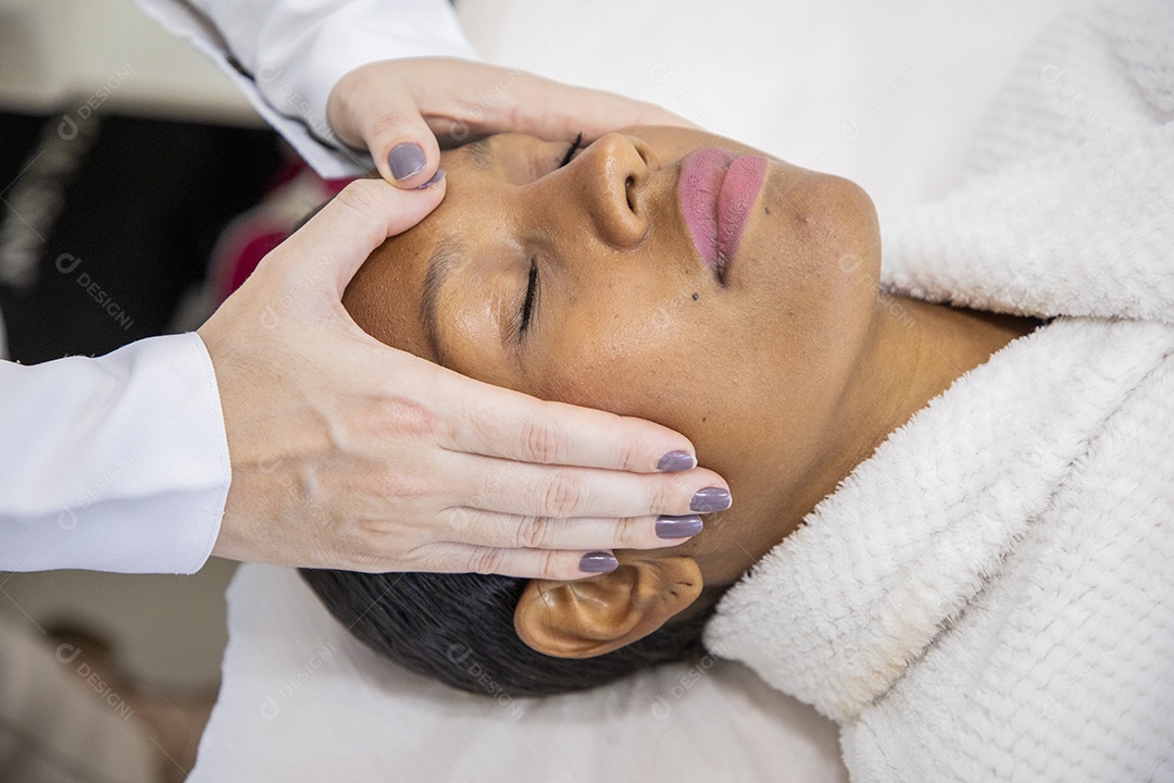 Mulher fazendo massagem facial