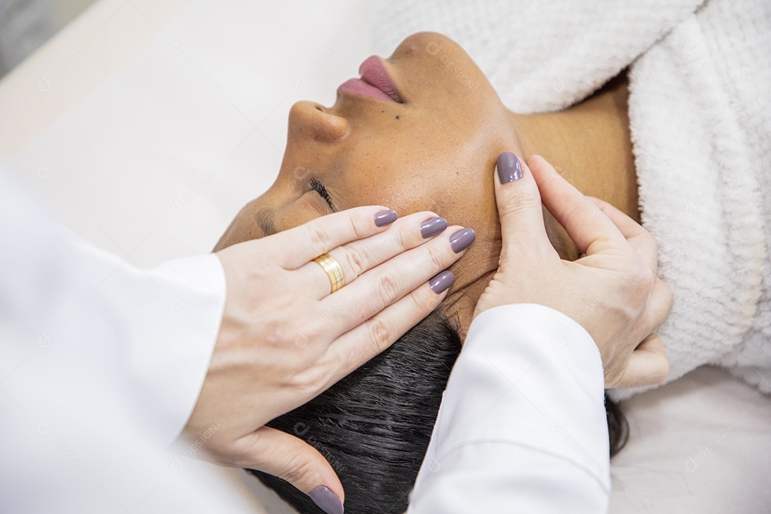 Mulher em clínica estética sendo avaliada para procedimento