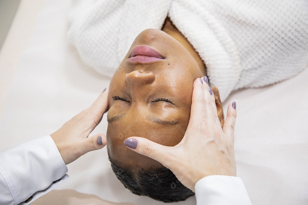 Mulher fazendo massagem facial