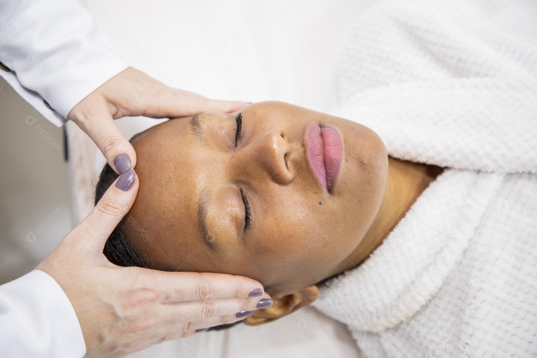 Mulher em clínica estética sendo avaliada para procedimento