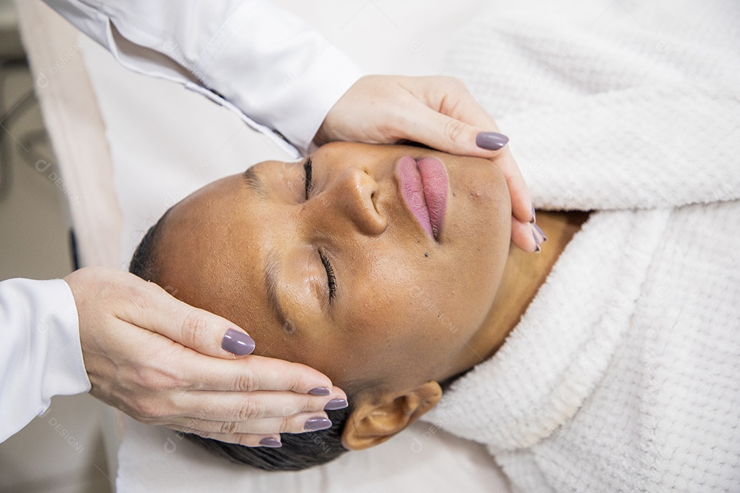 Mulher em clínica estética sendo avaliada para procedimento