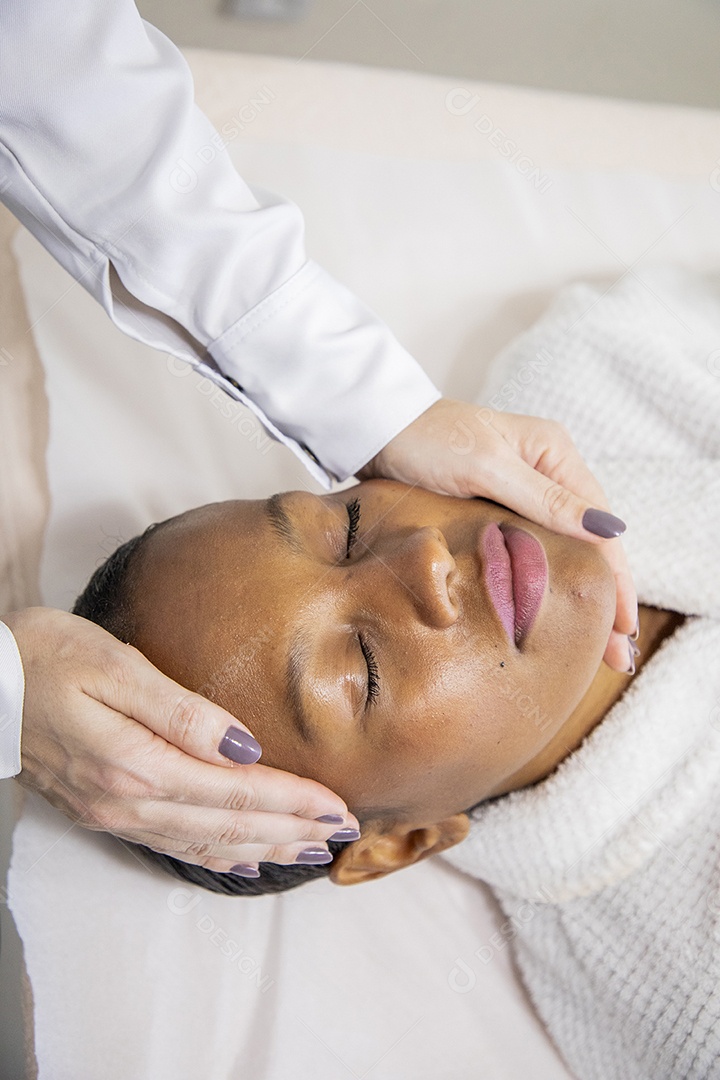 Mulher em clínica de estética realizando procedimentos de beleza