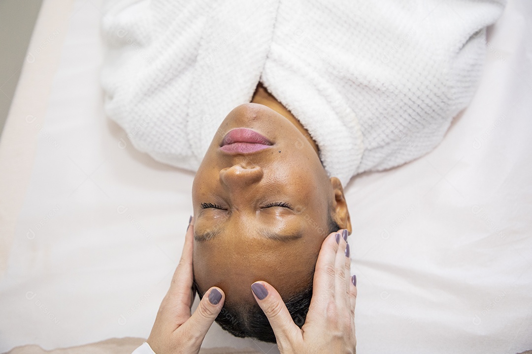 Mulher em estúdio estético com protocolo facial