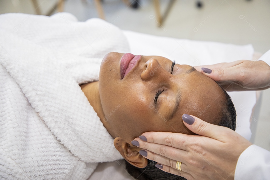 Mulher em estúdio estético com protocolo facial