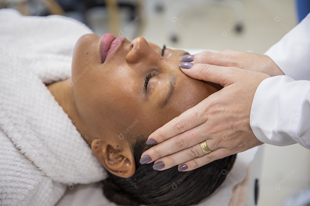 Mulher feliz usando roupão em procedimento facial