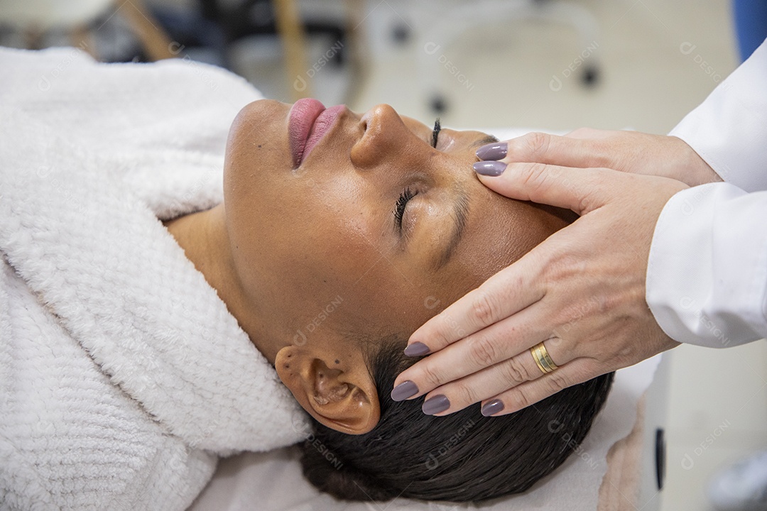 Mulher em estúdio estético com protocolo facial