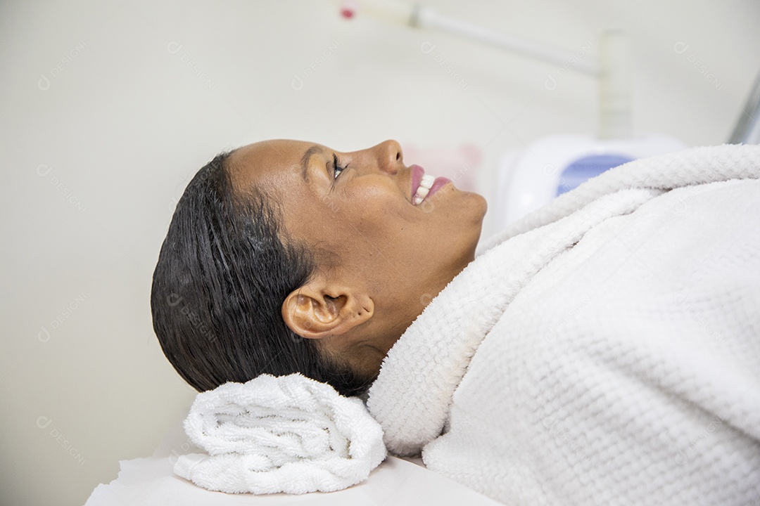 Mulher feliz realizando procedimento estético