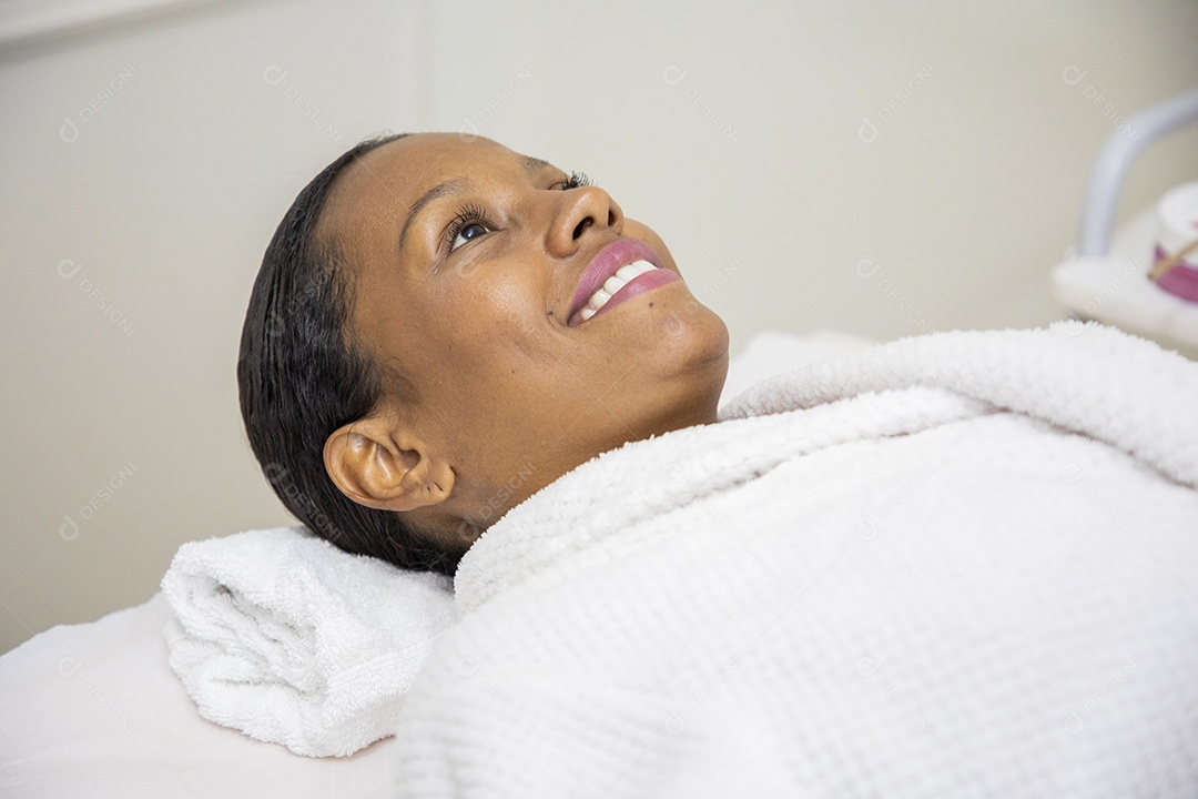 Mulher feliz realizando procedimento estético