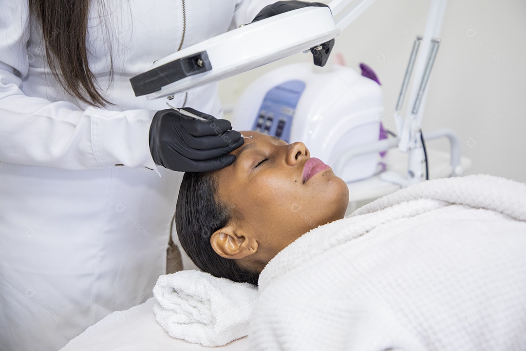 Esteticista usando protocolo facial