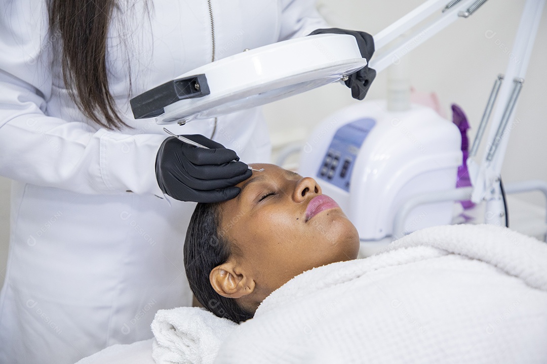 Esteticista usando protocolo facial