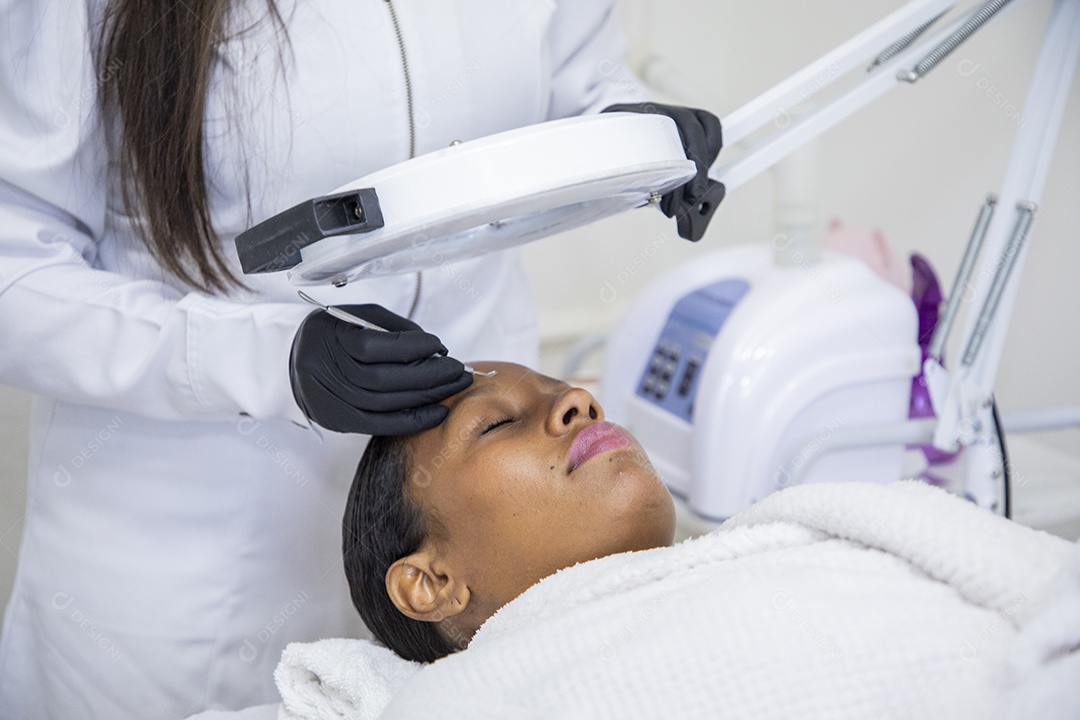 Esteticista usando protocolo facial