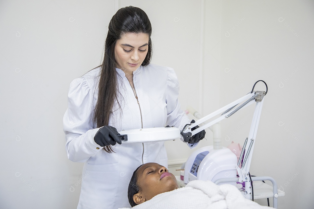 Esteticista usando protocolo facial